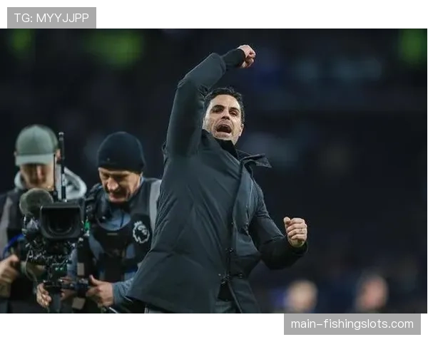 场边镜头：阿尔特塔因球队一次草率的长传丢失球权，愤怒挥动手臂