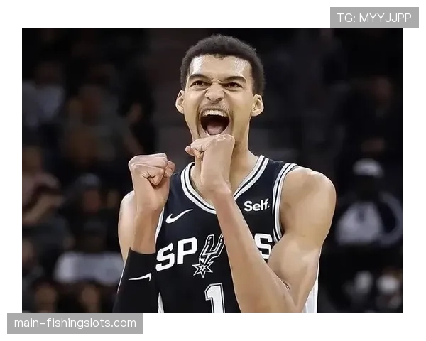 文班亚马本赛季场均出场时间少于30分钟砍下25+10，创历史首人